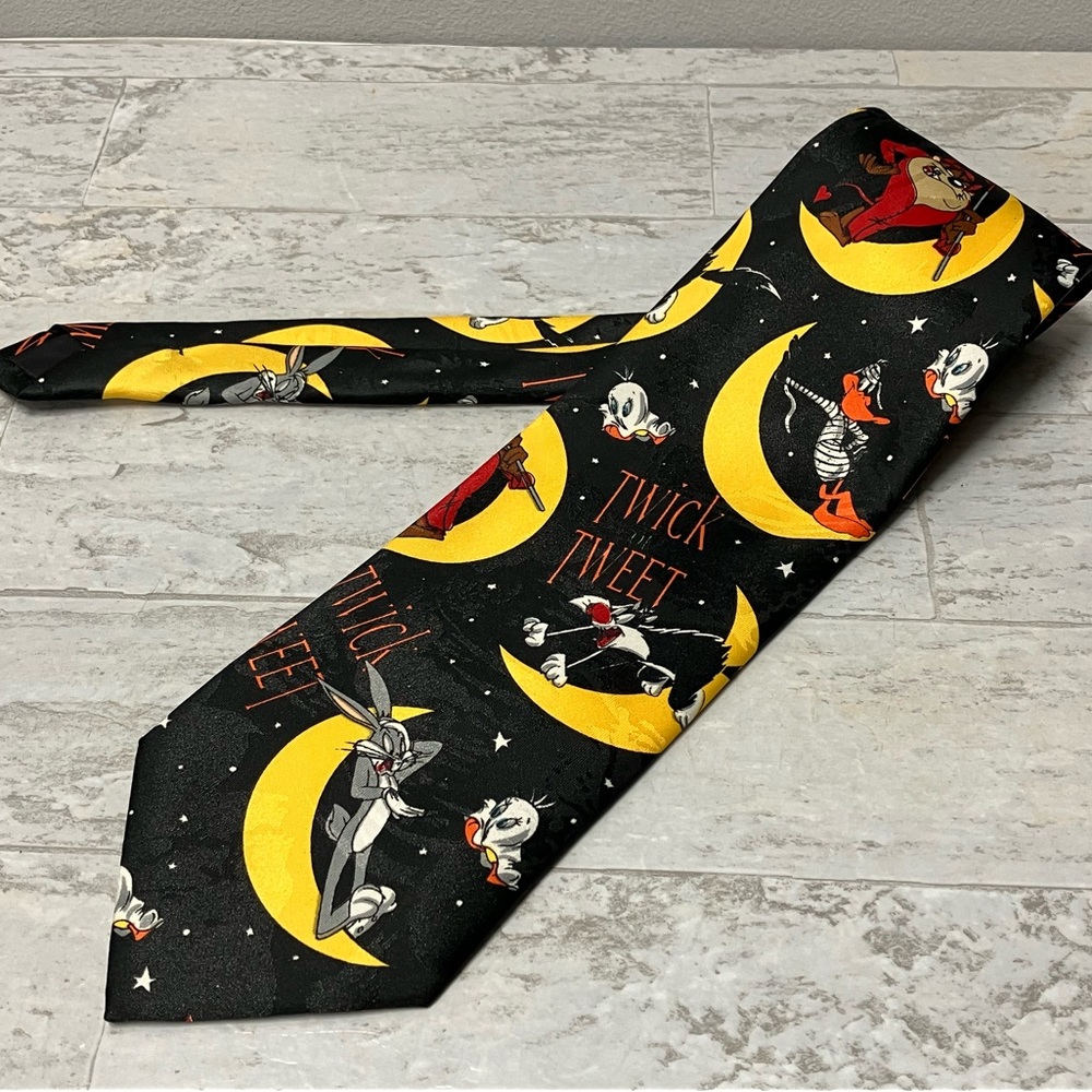 Vintage 1996 Looney Tunes Halloween Necktie with Bugs Bunny and Taz